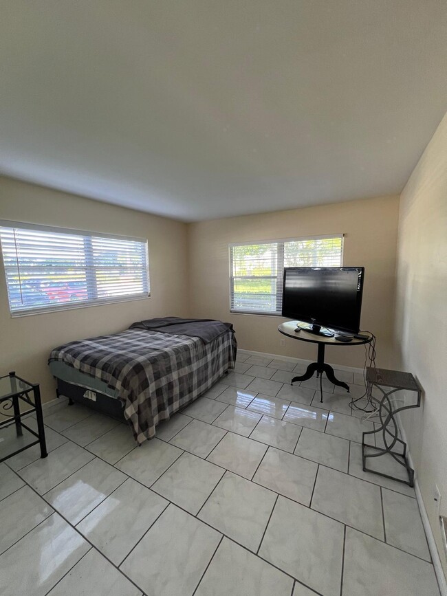 Building Photo - 43 Fanshaw Dr