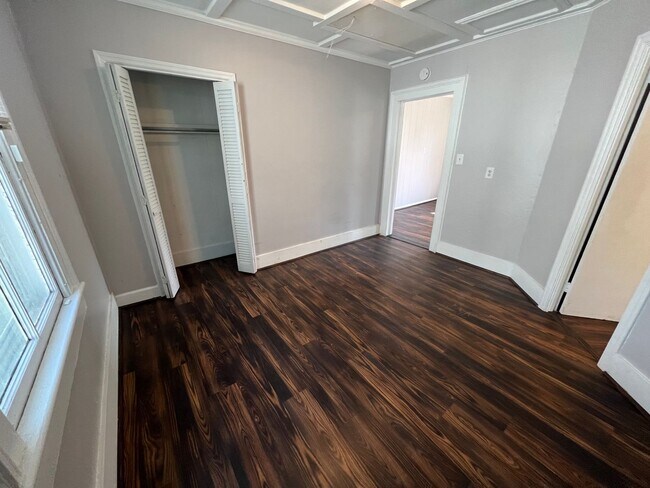 Building Photo - Remodeled 3 bedroom/ 2 bathroom home within minutes of downtown.