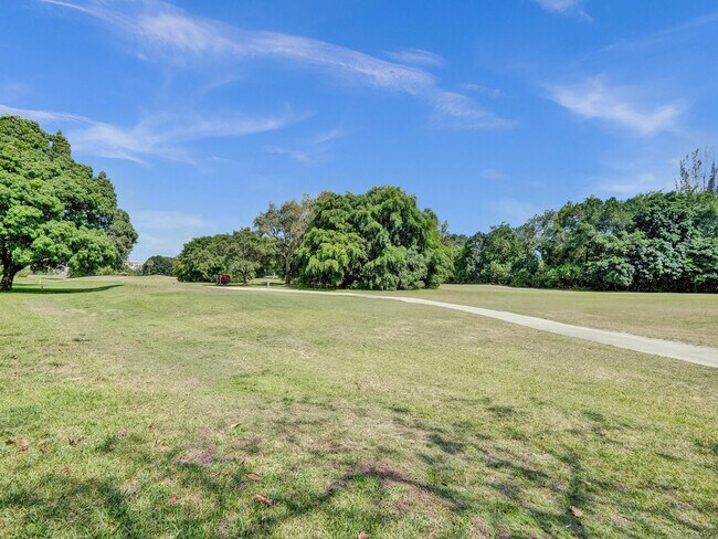 Building Photo - 3150 N Palm Aire Dr