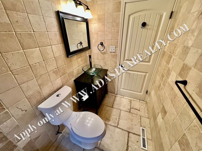 Building Photo - Beautiful 4 Bed 3.5 Bath Home in Fairway-Available NOW!!