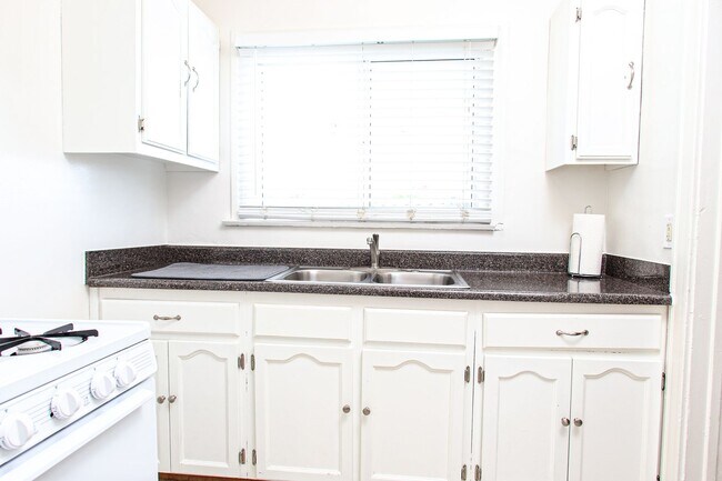 Building Photo - Large Studio close to DTLA, Pasadena, Glen...