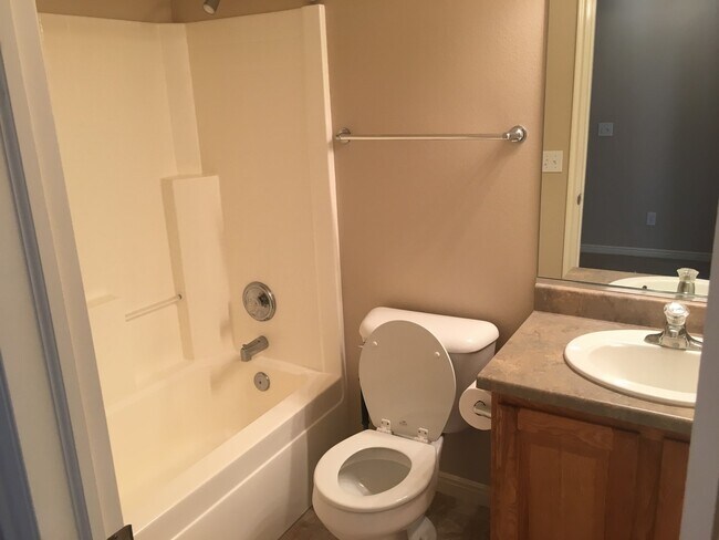 Building Photo - Skyhawk Townhome - End unit!