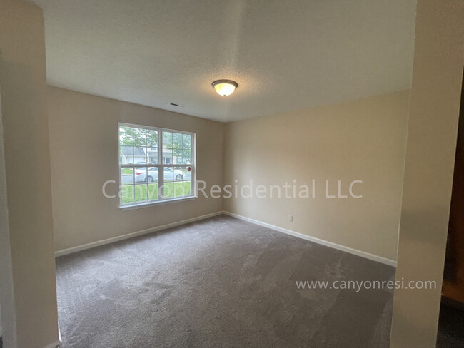 Building Photo - Beautiful 3b Room! Move in ready!