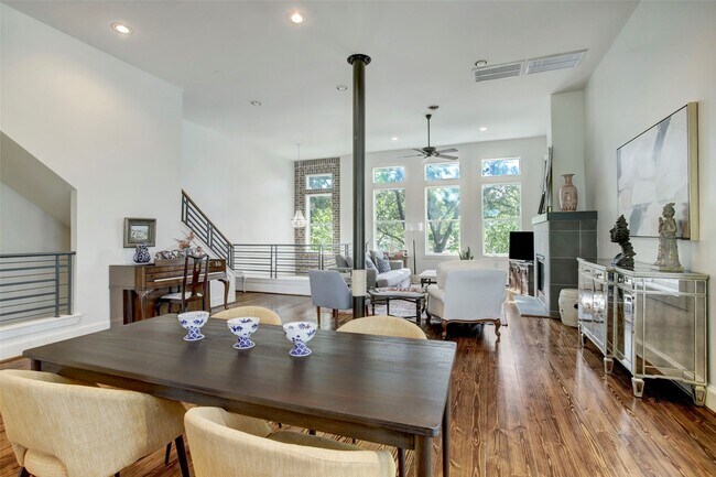 Building Photo - 513 E 11th St