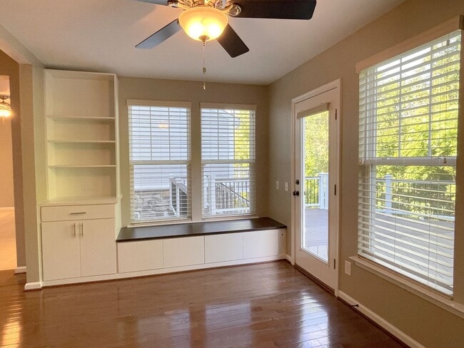 Building Photo - Spectacular 4 Bed 3.5 Bath Townhouse In Br...
