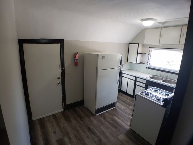 Building Photo - Cozy 2 Bedroom 1 bath Upstairs with Garage