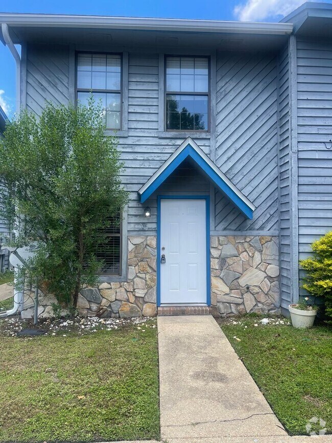 Building Photo - POOL-VIEW/ ACCESS - 2 Bedroom 1.5 Bath Tow...