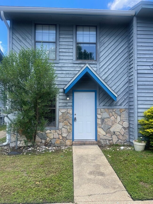 Primary Photo - POOL-VIEW/ ACCESS - 2 Bedroom 1.5 Bath Tow...