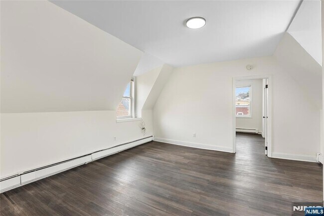 Building Photo - 676 Chestnut St