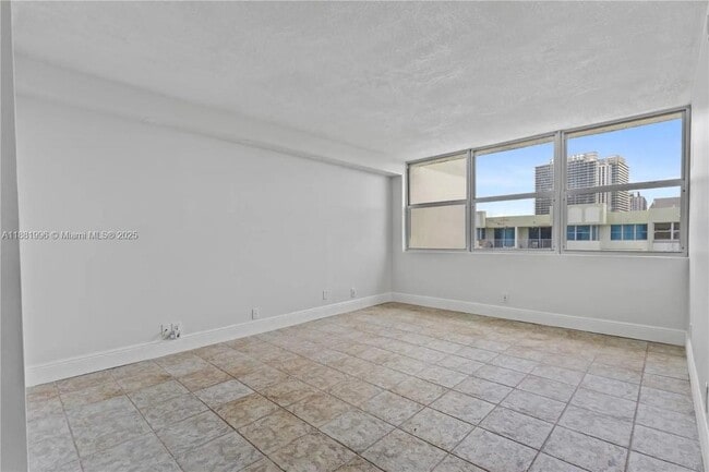 Building Photo - 16570 NE 26th Ave