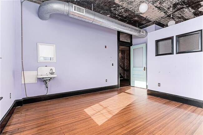 Building Photo - 114 Main St