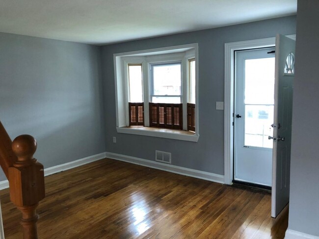 Building Photo - 2 Bedroom, 2 Bath Brick Front Townhome wit...