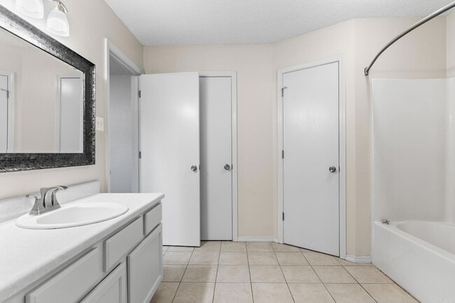 Building Photo - 10 Meadow Ridge Loop