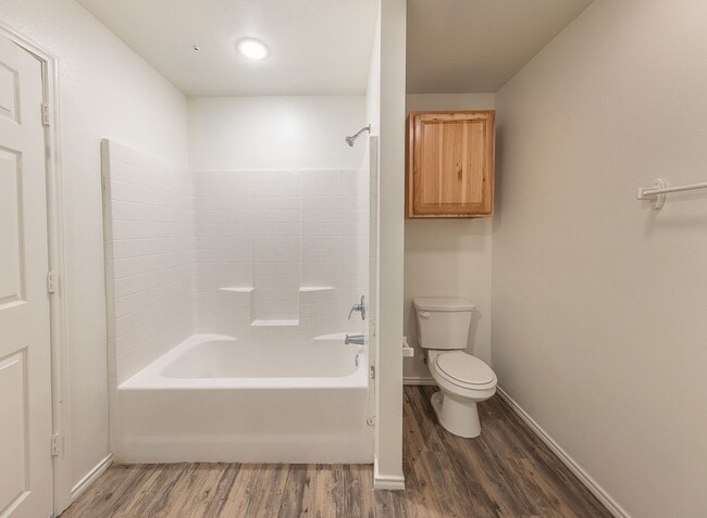 Building Photo - Leasing Special**  MOVE IN READY!