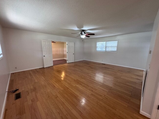 Building Photo - 1709 Oak Hill Dr S