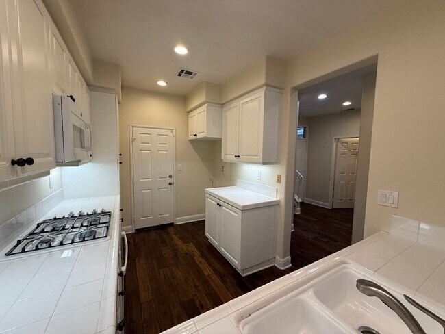 Building Photo - $675 Off First month's Rent - Cute Townhome near Camarillo High School