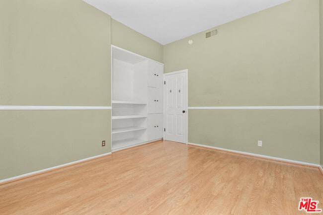 Building Photo - 1561 Palisades Dr