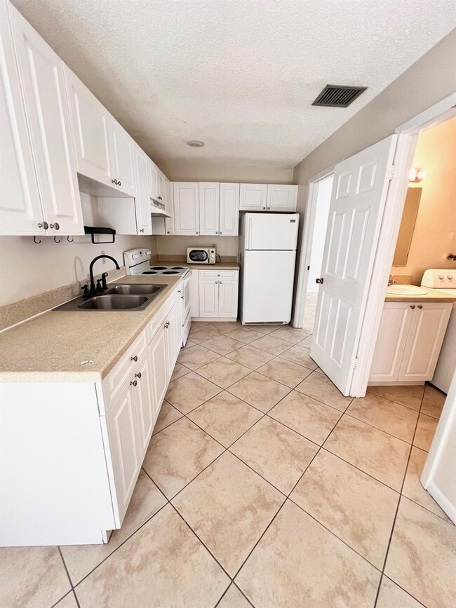 Building Photo - 2002 S 10th St