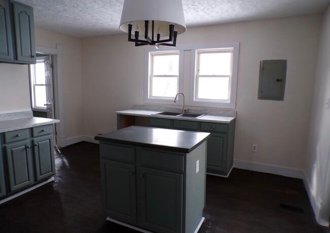 Building Photo - 327 W Thornton St