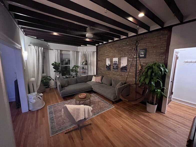 Building Photo - 541 W Addison St