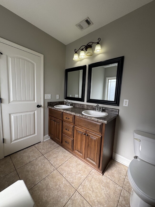 Building Photo - 206 Tudor Pl