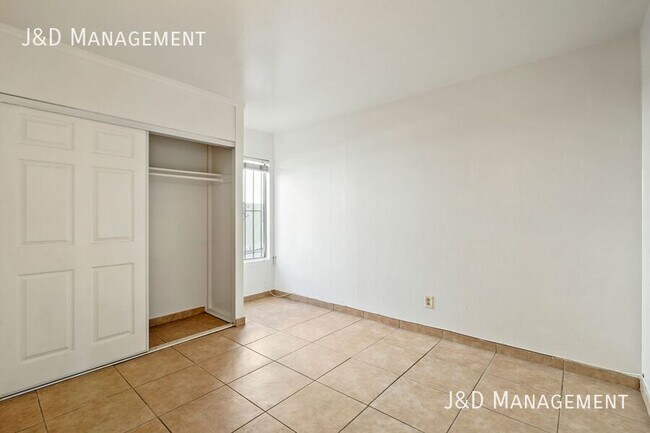 Building Photo - 824 47th St