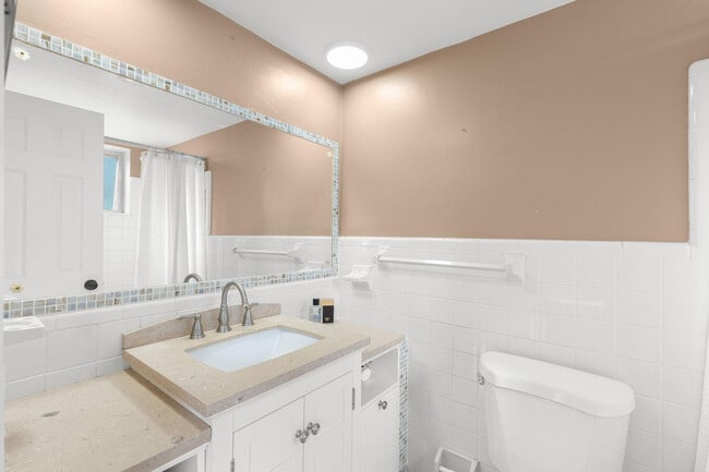 Building Photo - 1900 NE 8th Ct