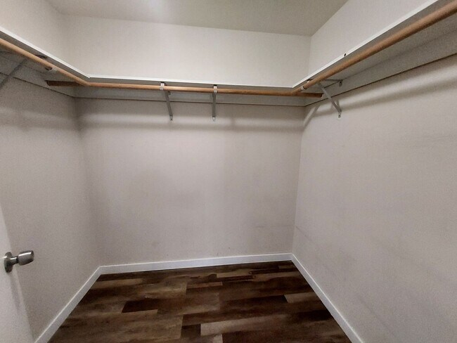 Building Photo - 4 bedroom 2.75 bath, Huge Fenced Yard with Landscaping Included!!