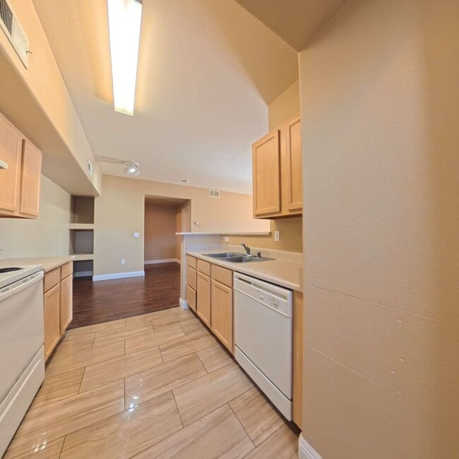 Building Photo - Lovely 2 Bed, 2 Bath Condo at South Gate!