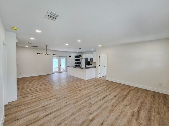 Building Photo - 701 W Plaza Pl