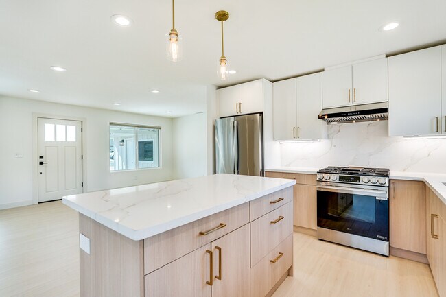 Building Photo - 2051 Randolph Dr