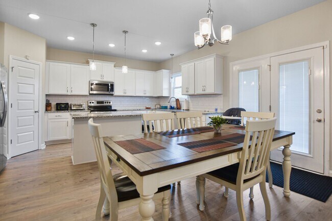 Building Photo - Pet Friendly Four Bedroom!