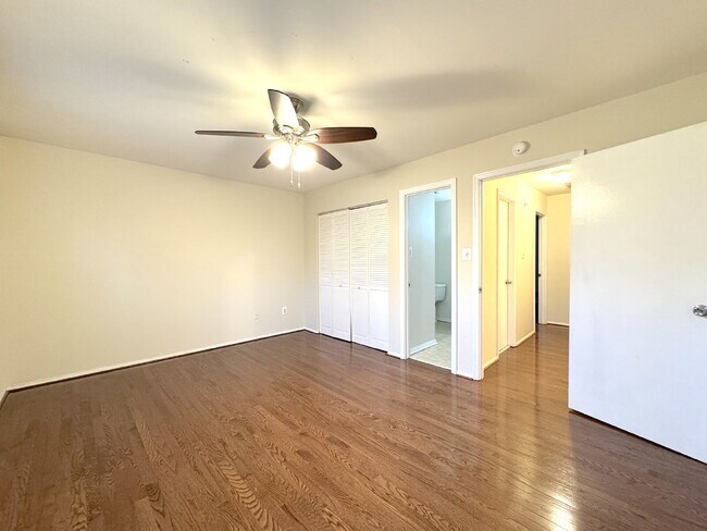 Building Photo - Charming Reston Townhome: Your Ideal Commuter's Haven