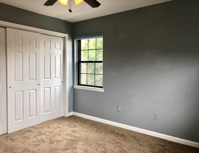 Building Photo - Updated 2Bed/2Bath Top-Floor Towson Condo ...