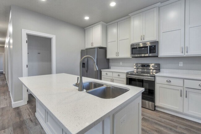 Building Photo - Spacious 4 Bed, 2 Bath Pet-Friendly Home with Central Air & 2-Car Garage! Available on July 6th!