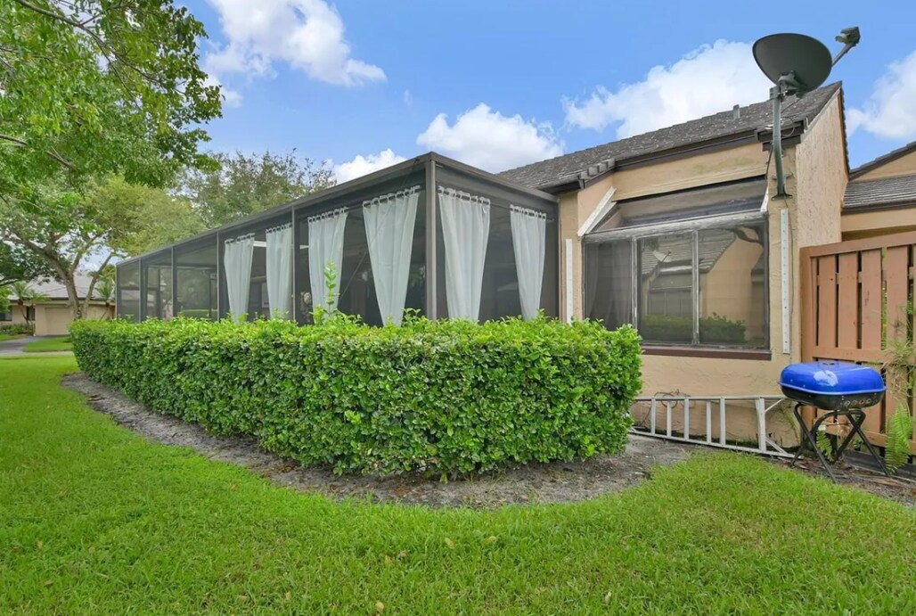 Building Photo - 9366 Chelsea Dr N