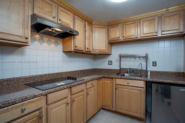 Building Photo - 606 W 81st St