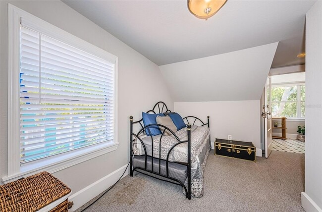 Building Photo - 833 1st St NE