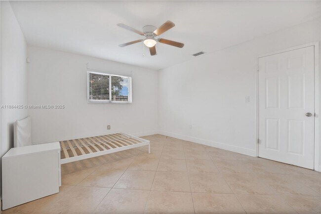 Building Photo - 2441 Tarpon Dr