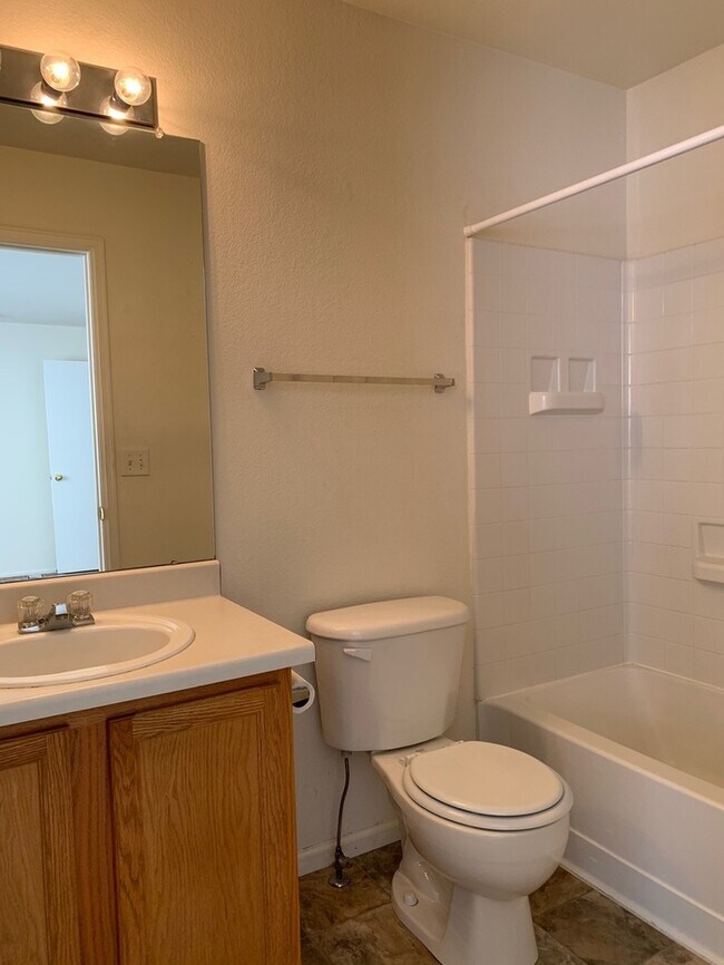 Building Photo - Beautiful 3 Bedroom 2 Bath Townhome with Attached 1 Car Garage for Rent in Northwest Loveland, CO