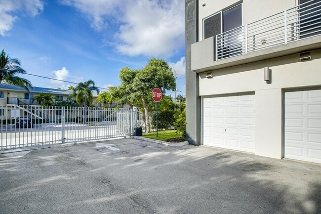 Building Photo - 1045 NE 18th Ave