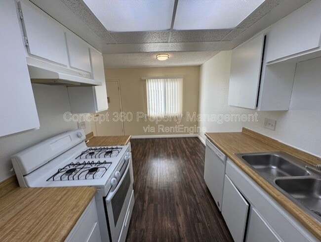 Building Photo - 9421 Cedar St