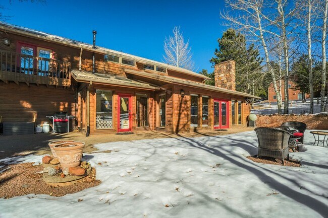 Building Photo - Stunning two-story home in Woodland Park