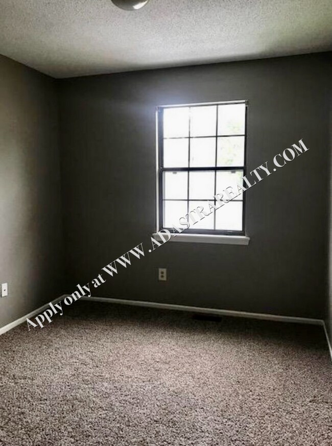 Building Photo - Beautiful 3 Bed/2 Bath Split-Level in Lee'...