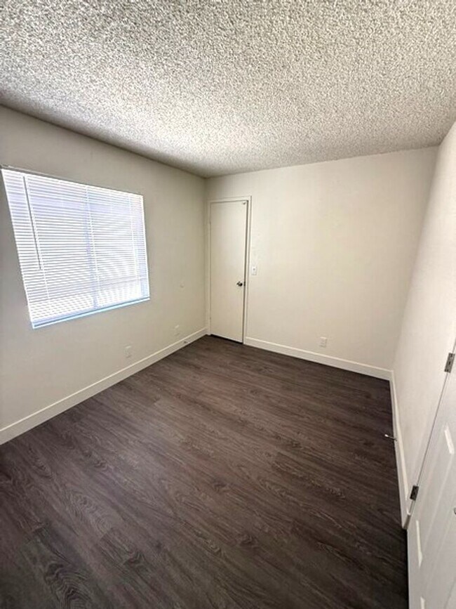 Building Photo - 3 bedroom apartment with a 1 car garage