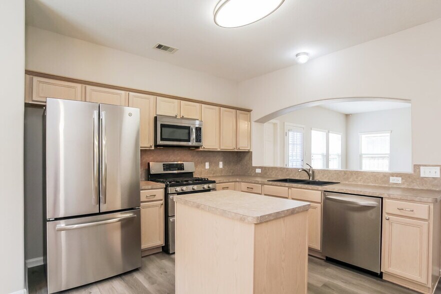 Building Photo - 985 Oak Falls Dr