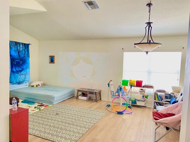 Building Photo - 22537 Roderick Dr