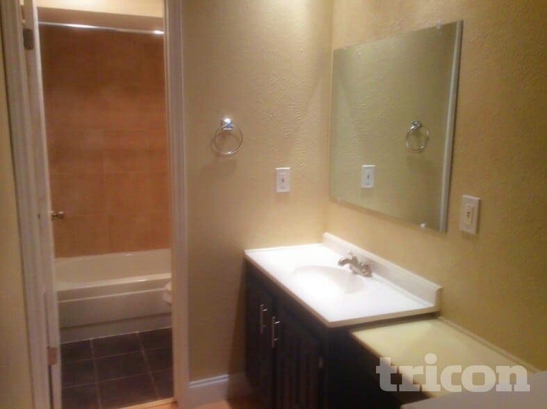 Building Photo - 6905 Forestview Dr