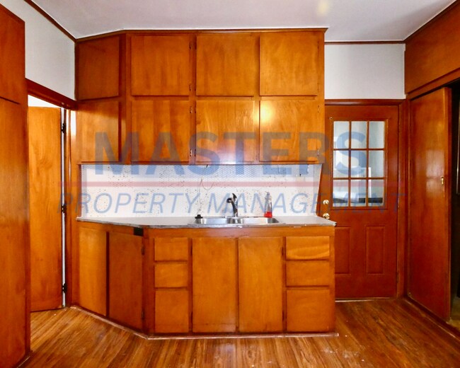 Building Photo - Spacious Rental | Convenient Central Location