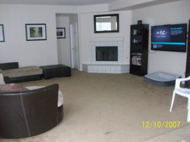 Building Photo - 5 bedroom 3 bathroom home in Eastvale!